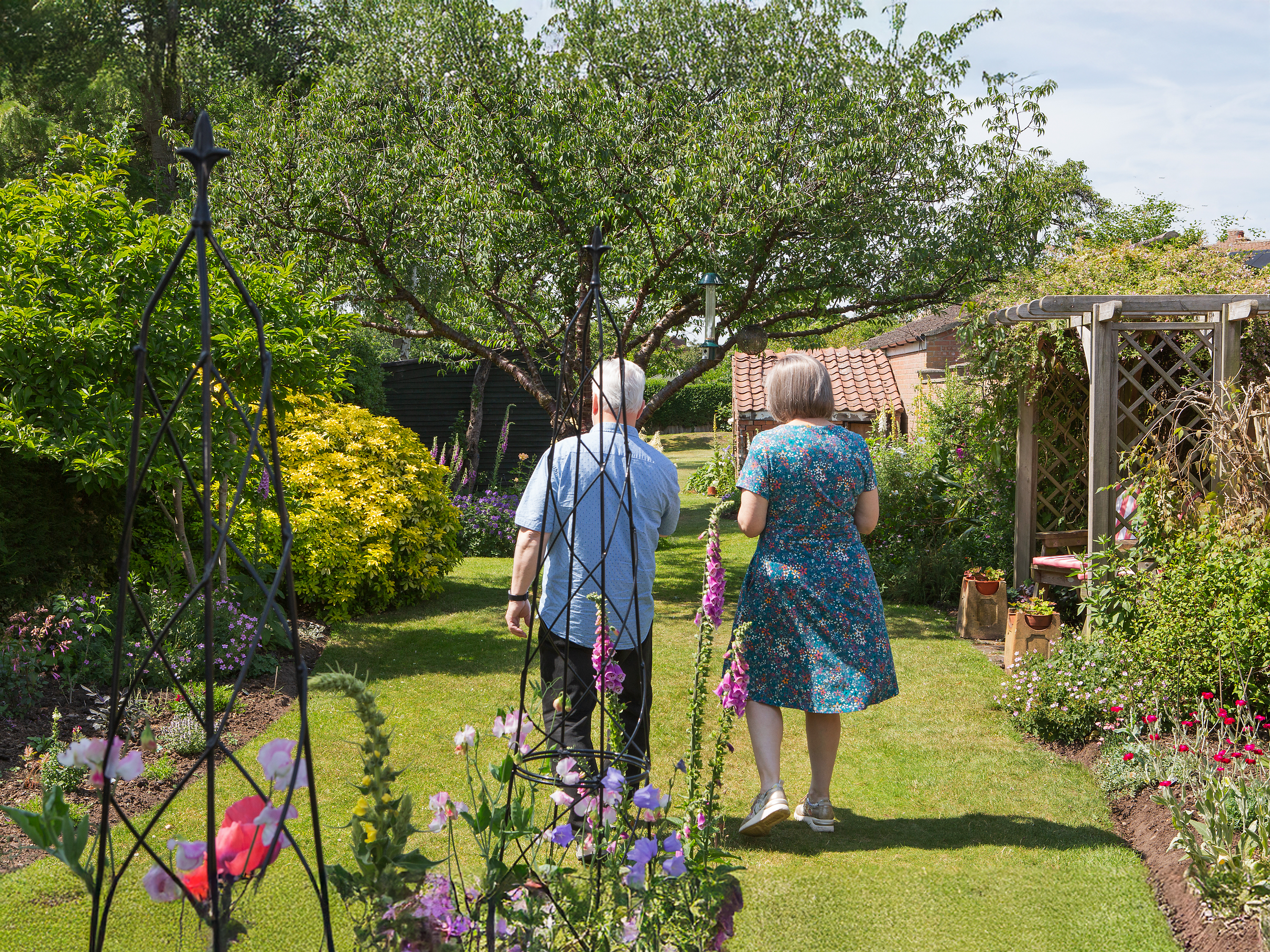 A couple walking through the garden during a Safe Hands Intensive